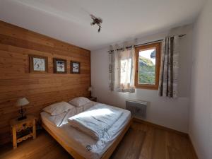 une chambre avec un lit et une fenêtre dans l'établissement Appartement montagnard lumineux 8 pers - Terrasse & accès piste - FR-1-445-1, à Montgenèvre