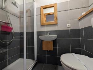 une salle de bain avec toilettes, lavabo et douche dans l'établissement Appartement montagnard lumineux 8 pers - Terrasse & accès piste - FR-1-445-1, à Montgenèvre 10 autres photos