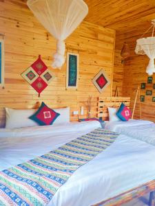 Una cama o camas en una habitación de Kiêm Nguyễn Homestay Tả Van 51 fotos más