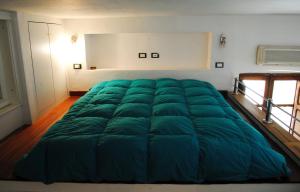 カリアリにあるIzzHome Baylleの緑色の大型ベッドが備わる客室です。