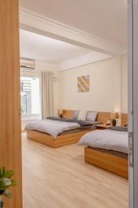 ハノイにあるModern Hotel 4- Old Quarter- AC-Netflix- Elevatorのベッド2台と窓のある寝室