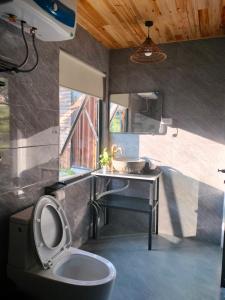 Una cocina o cocineta en Kiêm Nguyễn Homestay Tả Van