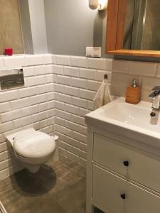 y baño con aseo y lavamanos. en Apartament blisko Centrum, en Varsovia