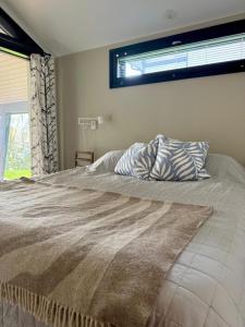 Ένα ή περισσότερα κρεβάτια σε δωμάτιο στο Aurora Arctic Riverside Villa +13 φωτογραφίες