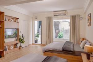 ハノイにあるModern Hotel 4- Old Quarter- AC-Netflix- Elevatorのベッド2台と窓のある寝室