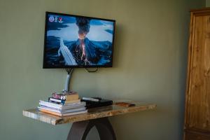 スミニャックにあるRoom Sweet Room - Seminyak Center, walk to the Beachの壁掛けテレビ