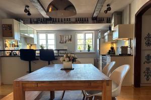 a dining room and kitchen with a table and chairs at Charmante 120qm Dachgeschoß-Wohnung in Lippstadt