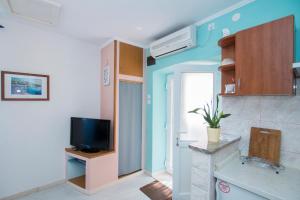 Radovčić Apartments and Rooms tesisinde mutfak veya mini mutfak
