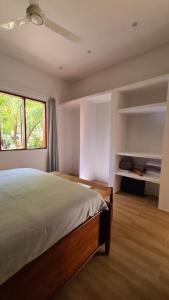 にあるSolaya Residenceの大きなベッドと窓のある寝室
