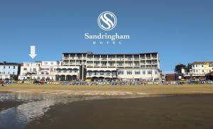 un hotel en la playa frente al océano en Bay View - Seafront, Sandown, Isle of Wight, en Sandown