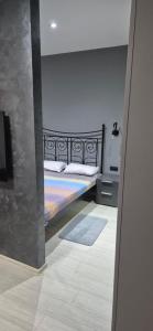 Ένα ή περισσότερα κρεβάτια σε δωμάτιο στο LCB Apartments Centru Târgu Mureș