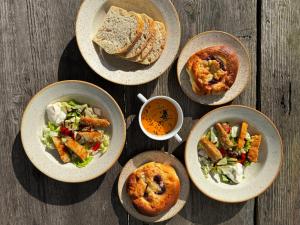 a group of plates of food on a wooden table at Vegan House - kamienny pokój in Międzylesie