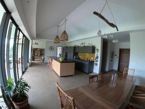 a dining room and kitchen with a table and chairs at Chambre dans Belle Villa de Grand Baie in Midlands Station
