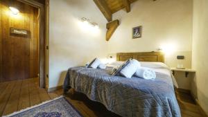 a bedroom with a bed with blue pillows at Chalet del Borgo in Valtournenche