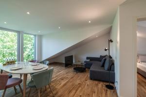 een woonkamer met een tafel en een bank bij Nagoldblick 4 OG in Pforzheim