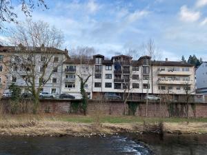 een gebouw naast een waterlichaam met gebouwen bij Nagoldblick 4 OG in Pforzheim