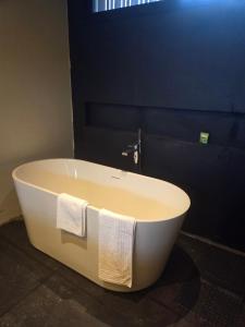 Una bañera con toallas en un baño. en Vinicola Spirito, en Espírito Santo do Pinhal