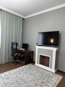 Televiisor ja/või meelelahutuskeskus majutusasutuses Хом вилла