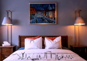 哈瑟尔特De Villo的一间卧室，床上有两盏灯