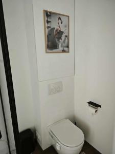 bagno con servizi igienici e foto di un fenicottero di Welcome-Renovated & Air-Conditioned a Blankenberge Altre 20 foto