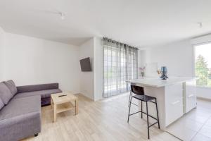 TV a/nebo společenská místnost v ubytování Family Flat for 8 # 10 min Paris # Near Airport