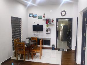 Μια τηλεόραση ή/και κέντρο ψυχαγωγίας στο Havence Villas - Kottakkal