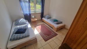 a small room with two beds and a window at Monteur- und Ferienwohnung Gemmer 52qm in Herold