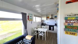 Η κουζίνα ή μικρή κουζίνα στο Chalet 150, Perran Sands