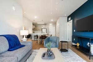 サンタ・ローザ・ビーチにあるSanta Rosa Beach Apartments Landingのソファとテーブルのあるリビングルーム