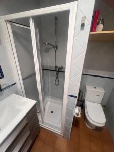 Un pequeño baño con ducha y WC. en Casa mis Nietas, en San José