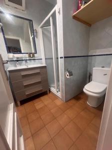 a bathroom with a toilet and a sink and a shower at Casa mis Nietas in San José