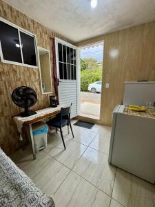 Kuchyň nebo kuchyňský kout v ubytování Mini Kitnet perfeito viajantes e executivos