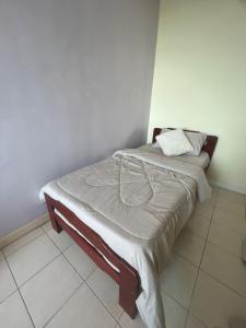 Ένα ή περισσότερα κρεβάτια σε δωμάτιο στο Yunie Homestay Kota Kinabalu