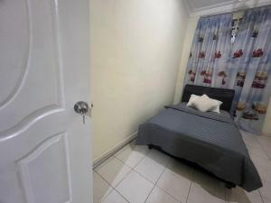 Ένα ή περισσότερα κρεβάτια σε δωμάτιο στο Yunie Homestay Kota Kinabalu