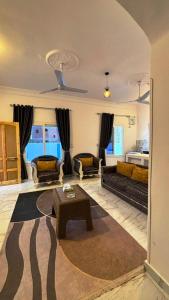 una sala de estar con un sofá y una mesa en Villa Hofni, en Luxor