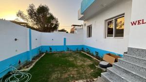 una casa con un pequeño patio delante de un edificio en Villa Hofni, en Luxor