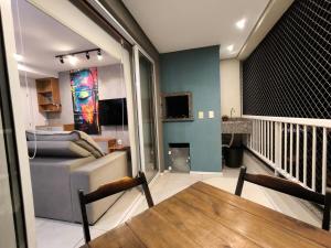 un soggiorno con un divano e un tavolo di Apartamento 2 quartos Blumenau a 10 minutos da Vila Germânica a Blumenau