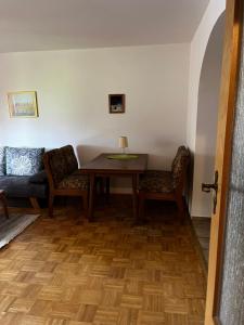 a living room with a table and a couch at FeWo Feil süd in Freilassing