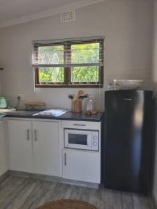 Η κουζίνα ή μικρή κουζίνα στο Beach Nest Unit - Ebbtide +3 φωτογραφίες