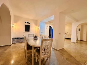 a dining room with a table and chairs at Dar Inès in Al Maqārisah
