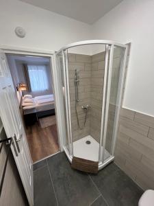 クーセグにあるORIGO Kőszegの浴室のガラス扉付きシャワー +37枚の写真