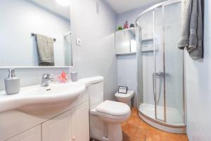 łazienka z umywalką, toaletą i prysznicem w obiekcie Piso Museo del Realismo-Catedral-Alcazaba-Free Parking-Wifi-Aire acondicionado w mieście Almería +30 zdjęć