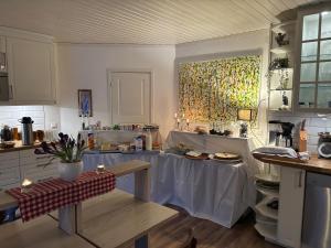 a kitchen with a table in the middle of it at Johannas Ranch Sälen rummet in Ekenäs