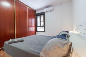 sypialnia z łóżkiem i drewnianą szafką w obiekcie Piso Museo del Realismo-Catedral-Alcazaba-Free Parking-Wifi-Aire acondicionado w mieście Almería