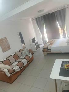 Un dormitorio con dos camas y una mesa dentro. en Holiday and Business Home, en Áyios Vasílios 32 fotos más