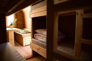 a room with a bunk bed in a cabin at CentrumTrails in Ans