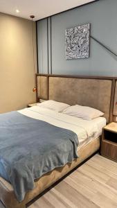 una camera da letto con un letto grande in una stanza di BATUMI PALACE Resort a Batumi Altre 25 foto