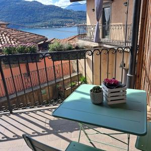 un tavolo blu su un balcone con vista sull'acqua di LAKEly Nest a Sale Marasino