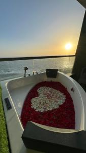 a heart shaped pizza in a bath tub on a boat at شقق بإطلالة بحرية في برج داماك جدة in Jeddah