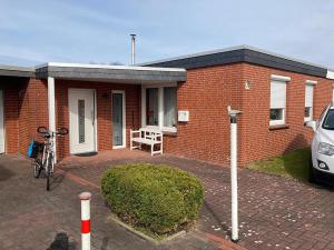 a brick house with a bike parked in front of it at Kleine Austernperle in Dornumersiel
